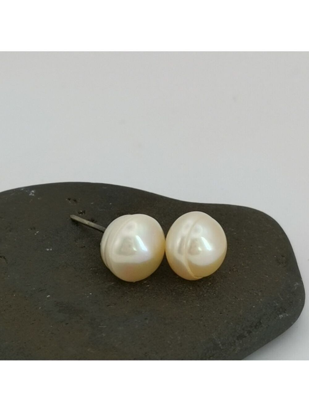 Cream Freshwater pearl sterling silver stud earrings 🆕